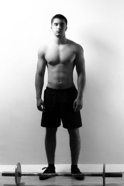 barbell ile çalışma dışarı genç ve kaslı adam