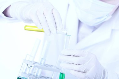 Laboratuvarda bilimsel bir araştırma.