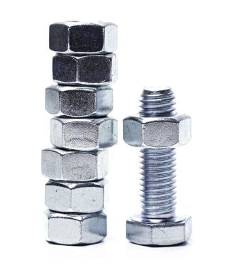 Beyaz arka planda cıvatalar ve fındıklar