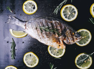 Yemek, restoran. Tahta masadaki balıklar