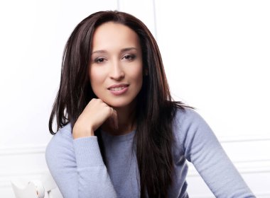 Beyaz arka planda bir kadın