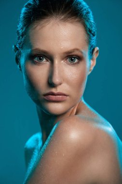 Gerçekten seksi bir kadın saf doğal görünüşünü gösteriyor.