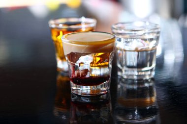 Barda, cam bir masanın üzerinde çeşitli pozlar. 