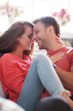 İlişki. Evde sevimli bir çift var.