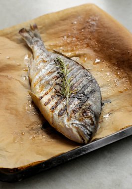 Yemek, akşam yemeği. Lezzetli kızarmış balık.