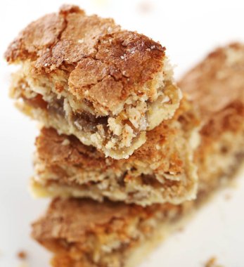 Beyaz arka planda dilim dilim kesilmiş lezzetli pasta.