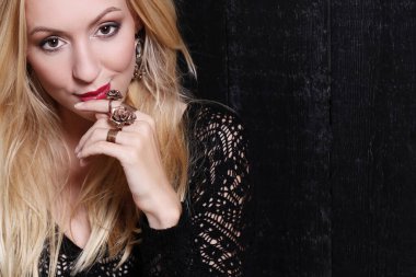 Kırmızı ruj ile güzel kadın