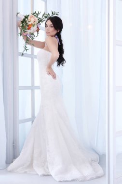 Gelinlik içinde güzel gelin