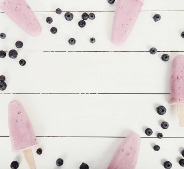 Ahşap masada lezzetli yoğurt dondurması.