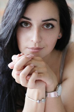 Evdeki tatlı, genç kız.