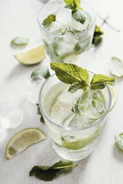 İçelim. Masada mojito kokteyli var.