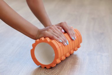 Spor. Spor salonundaki güzel kız.