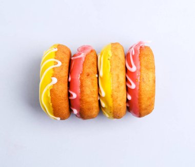 Lezzetli çörekler masada.