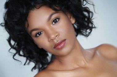 Kıvırcık saçlı güzel kız.