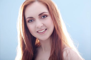 Kızıl saçlı güzel bir kadın.