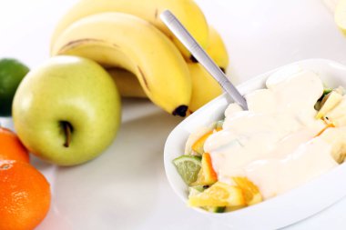 Taze meyve salatasını kapat.