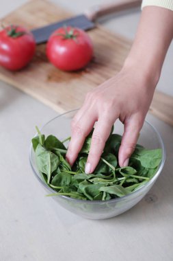 Pişirme çerçevesi. Mutfaktaki kadın.