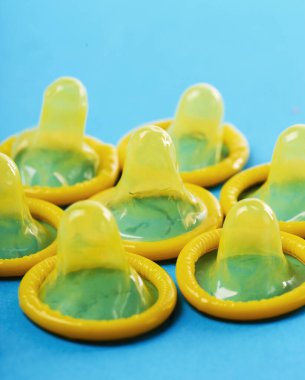 Masada sarı prezervatifler var.