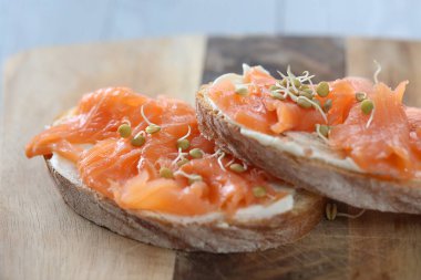 Yemek, atıştırmalık. Somonlu lezzetli sandviç.