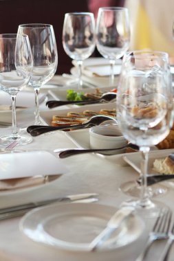 Restoranda farklı atıştırmalıklarla dolu bir ziyafet masası.