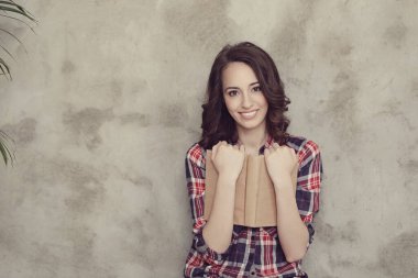 Kitaplı hoş bir kadın.