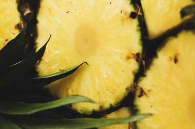 Tahta bir masada ananas.