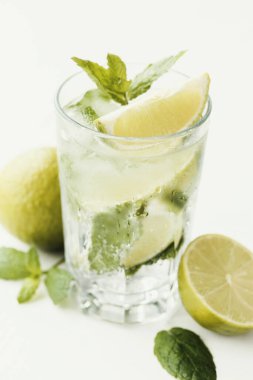 İçelim. Masada mojito kokteyli var.