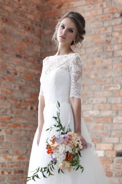 Gelinlik içinde güzel gelin