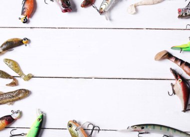 Masadaki balık tutma araçları ve aksesuarları