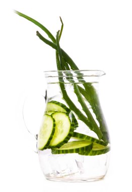 Beyaz arka planda içecek tazeleyici