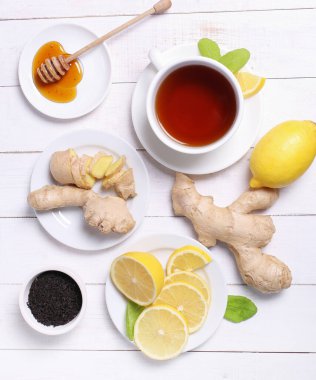 İçelim. Masada bir fincan çay.