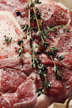 Masada çiğ, baharatlı et var.