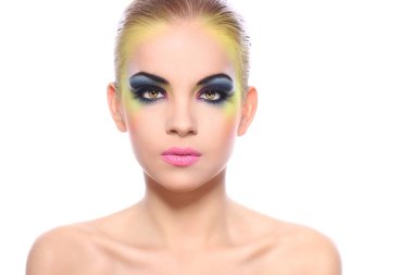 Beyaz arka plan üzerinde renkli makyaj ile güzel bir kadın