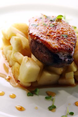 Izgara et, patates ve gurme usulü servis edilir.