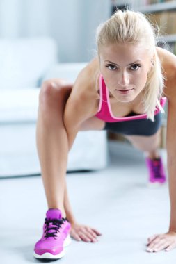 Antrenman yapıyorum. Evde kadın egzersizi.