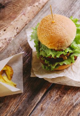 Tahta masada nefis bir hamburger.