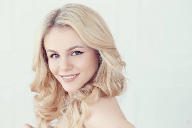 Sarı saçlı güzel bir kadın.