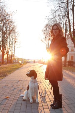 Sokakta köpeği olan bir kız