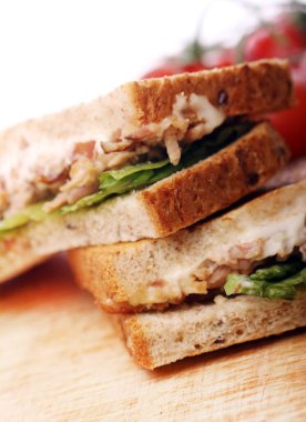 Taze ve lezzetli sandviçler masada.