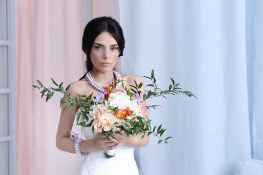 Gelinlik içinde güzel gelin