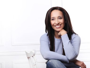 Beyaz arka planda bir kadın