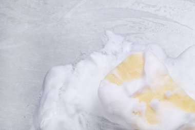 Köpüklü sarı sünger.