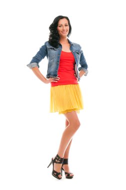 Beyaz arka planda izole edilmiş, parlak günlük giysiler içinde güzel, mutlu, beyaz bir beyaz kadın.