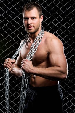 Mükemmel vücut adamı mükemmel vücudunu gösteriyor.