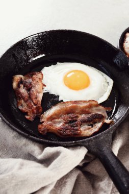 Kahvaltıda. Jambonlu sahanda yumurta.