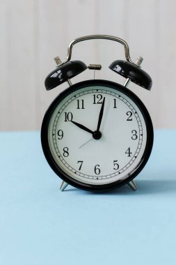 Kavram. Eski tarz alarm saati