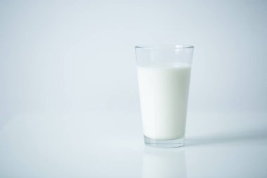 Masada bir bardak süt var.