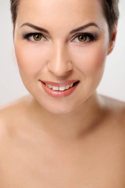 Esmer kadın harika vücudunu gösteriyor.