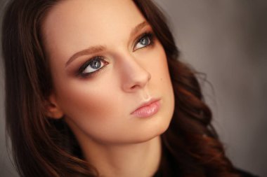 Güzel yüzlü güzel kız.