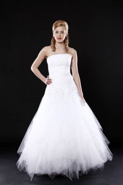 siyah arka plan üzerine genç ve güzel gelini